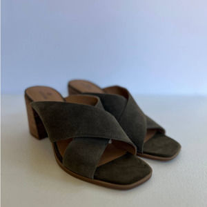 BEAUTIFUL Olive Block Heel slide block heels! LIKE NEW!